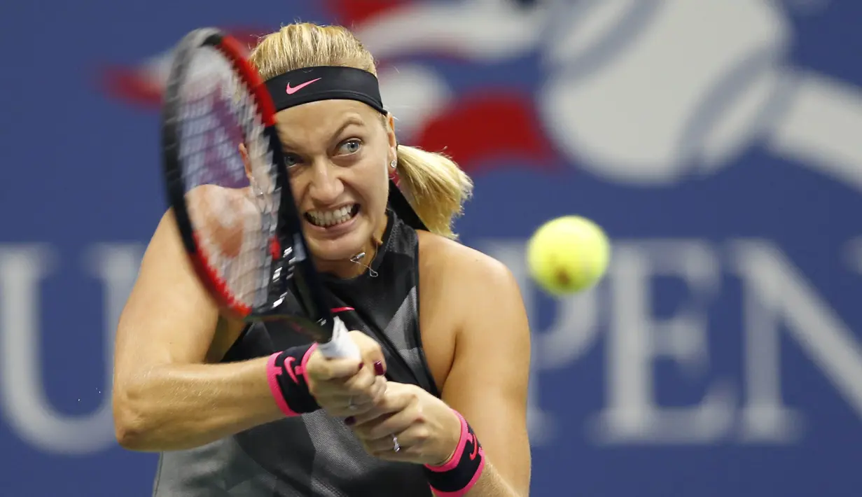 Petenis Ceko, Petra Kvitova, mengembalikan bola saat bertanding melawan petenis Amerika Serikat, Venus Williams, pada turnamen AS Terbuka di New York, Rabu (6/9/2017). Venus Williams menang 6-3, 3-6, 7-6 (7-2) atas Petra Kvitova. (AP/Kathy Willens)