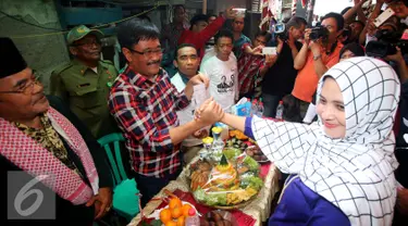 Cawagub DKI Jakarta Djarot Saiful Hidayat saat Deklarasi Simpul Aliansi Masyarakat Sipil Untuk Indonesia Hebat (Almisbat) Untuk Pemenangan Basuki-Djarot di Kawasan Kapuk, Cengkareng, Jakarta Barat, Minggu (30/10). (Liputan6.com/Gempur M. Surya)