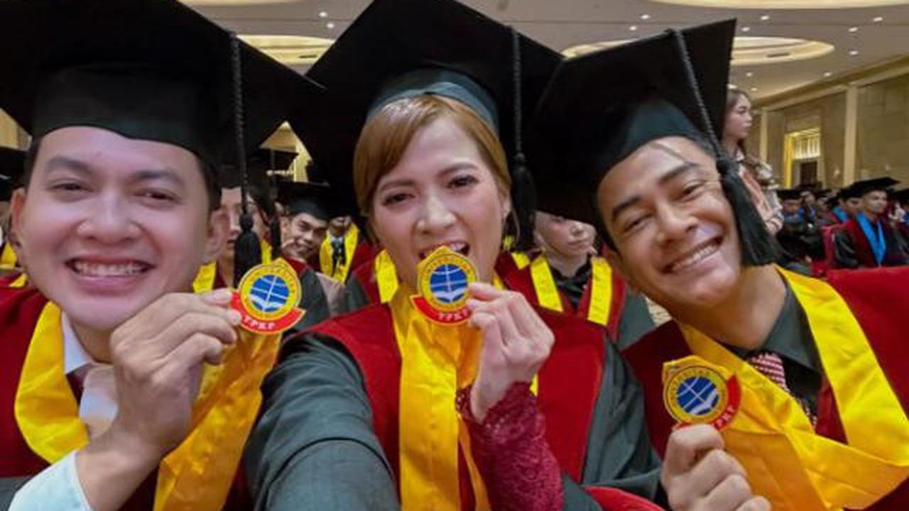 5 Model Kebaya Janggan Merah Chika Jessica saat Wisuda Sarjana, Cantik dan Elegan