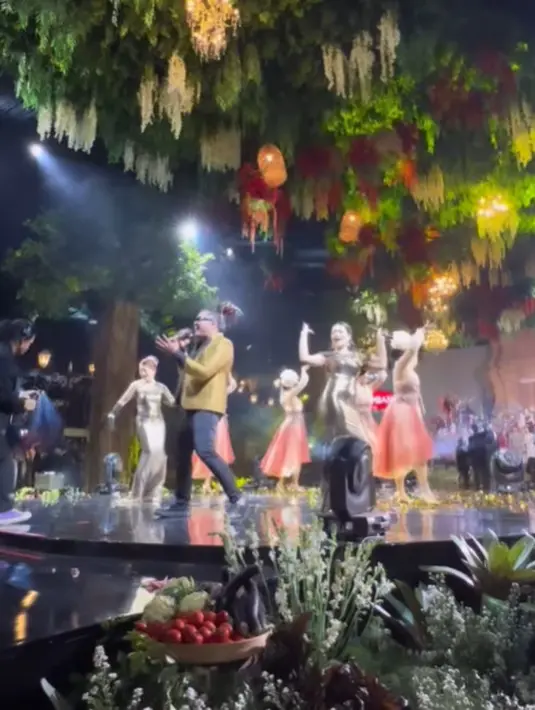 Momen ngunduh mantu Denny Caknan dan Bella Bonita. [Foto: Instagram/androzlegho]