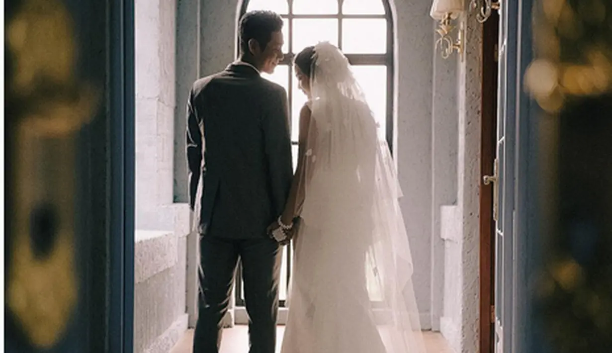 Sebelumnya beredar kabar bahwa Junior Liem berpindah keyakinan demi menikahi Putri Titian. Seperti diketahui Junior Liem beragama Kristen sedangkan Putri Titian beragama Islam. (Instagram/@dierabachir)