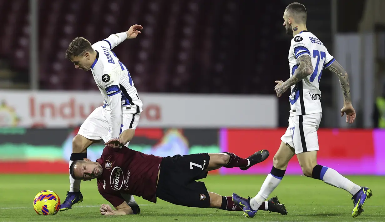 Gelandang Inter Milan Nicolo Barella (kiri) berebut bola dengan gelandang Salernitana Franck Ribery pada giornata ke-18 Liga Italia di Stadion Arechi, Salerno, Sabtu (18/12/2021) dini hari WIB. Inter Milan pesta gol 5-0 di kandang Salernitana. (Alessandro Garofalo/LaPresse via AP)