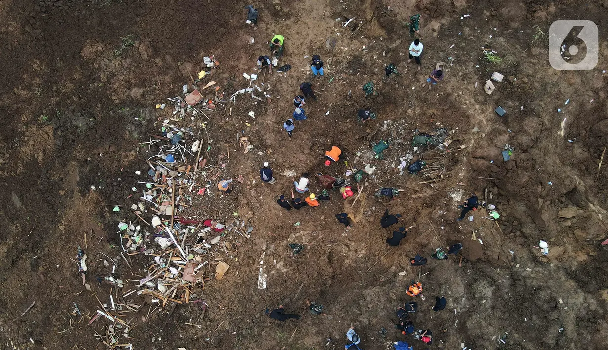 Foto udara saat tim SAR gabungan mencari korban yang tertimbun longsor akibat gempa berkekuatan magnitudo 5,6 di Cijendil, Kabupaten Cianjur, Jawa Barat, Rabu (23/11/2022). Puluhan warga di kawasan itu diperkirakan masih tertimbun longsor pascagempa yang mengguncang Cianjur pada 21 November 2022. (Liputan6.com/Herman Zakharia)