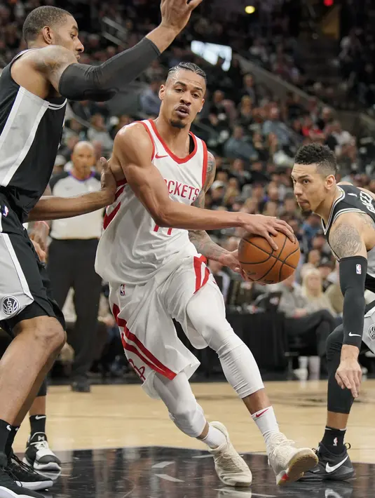 Pemain Houston Rockets, Gerald Green (tengah) melewati adangan pemain dua pemain San Antonio Spurs pada lanjutan NBA basketball game di AT&T Center, San Antonio, (1/02/2018). Houston menang 102-91. (AP/Darren Abate)