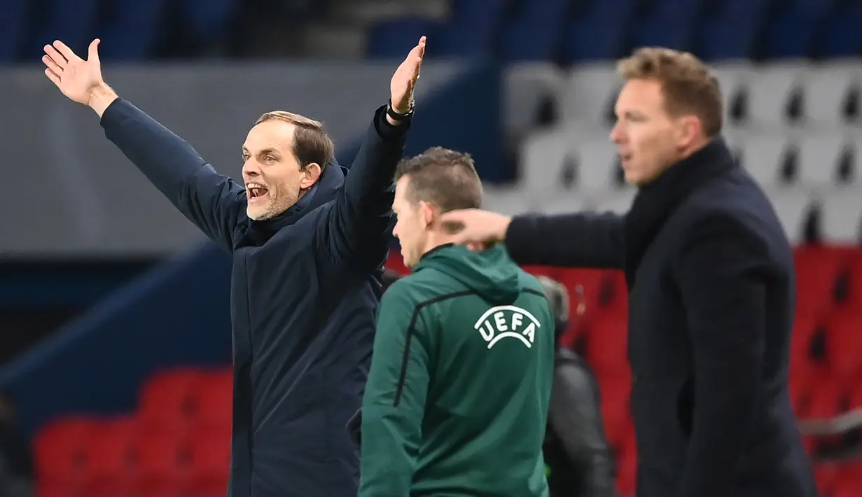 Pelatih Paris Saint Germain, Thomas Tuchel (kiri), memberi isyarat bagi wasit untuk menghentikan pertandingan  dalam laga lanjutan Liga Champions 2020/21 di Parc des Princes Stadium, Paris, Rabu (25/11/2020). PSG mengalahkan Leipzig dengan skor 1-0. (AFP/Franck Fife)
