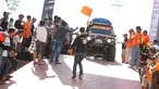 Bendera start dikibarkan sebagai tanda melepas peserta Indonesia Off-road eXpedition (IOX) Celebes 2017 di Kendari, Sabtu (7/10). Kegiatan ekspedisi IOX akan mengeksplor dan mengangkat pesona wisata alam Sulawesi. (Foto: Ridhwan Siregar)