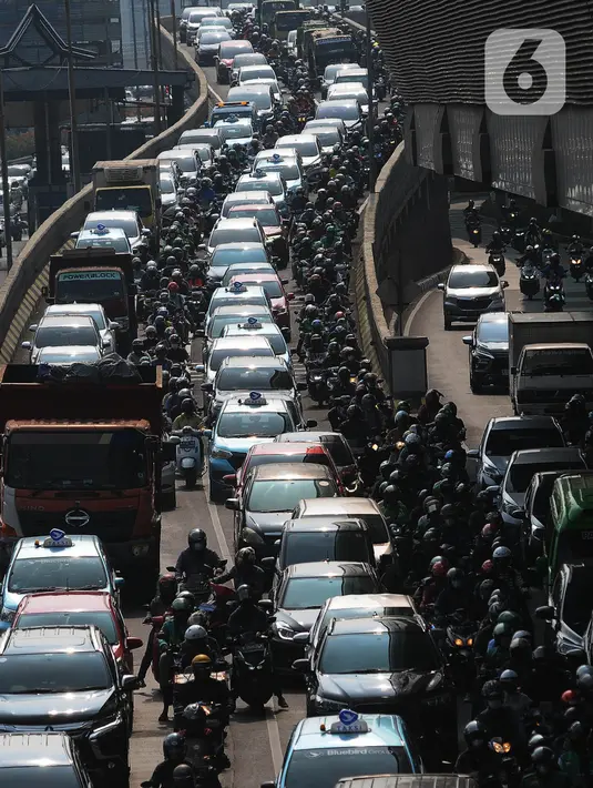 Lulus uji emisi nantinya akan menjadi salah satu syarat memperpanjang Surat Tanda Nomor Kendaraan (STNK). (merdeka.com/Imam Buhori)