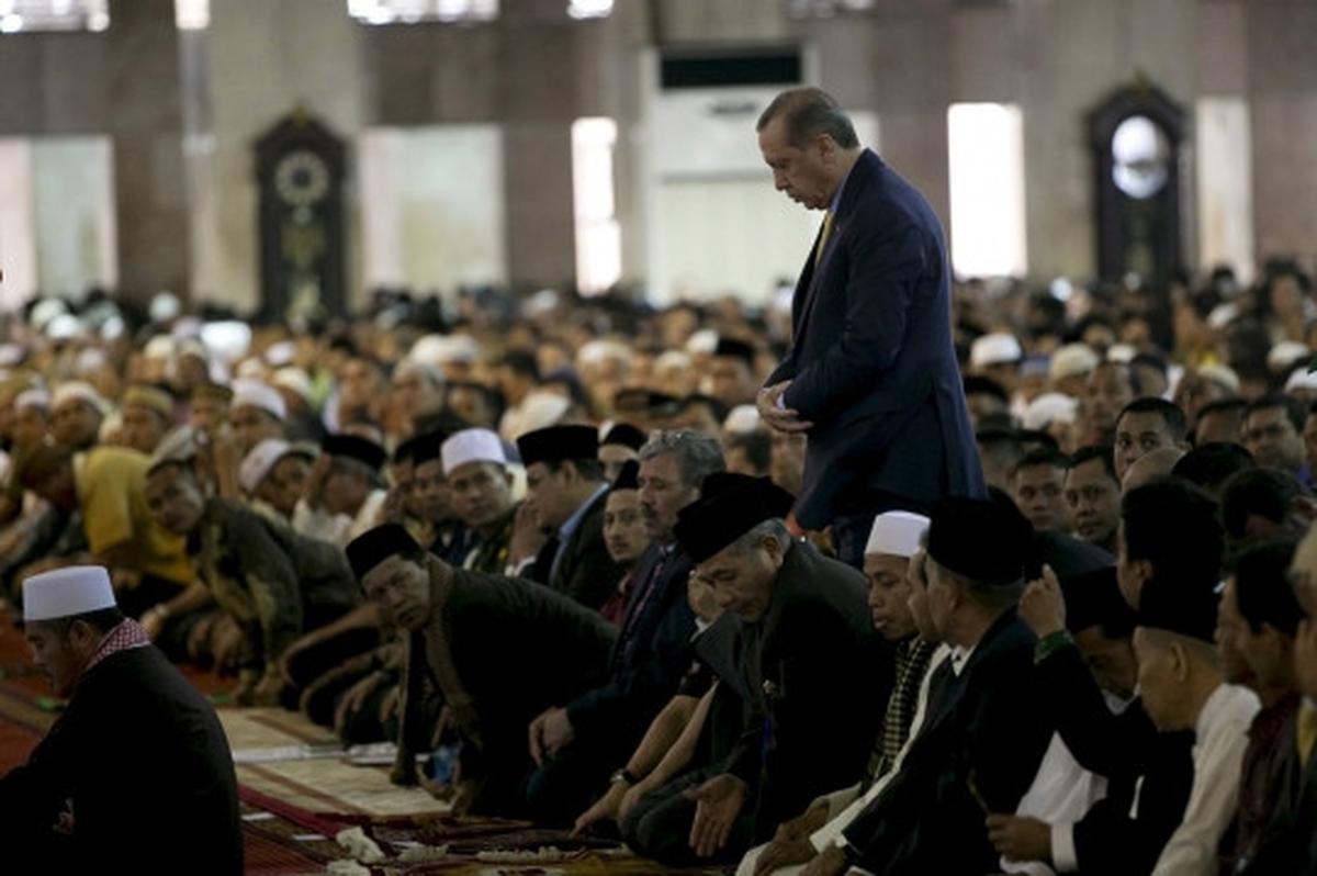 Usai jumatan di Masjid Istiqlal, Presiden Turki diajak selfie jemaah