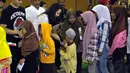 Usai berbuka, beberapa pemain Diam Diam Suka turut memberikan santunan kepada anak yatim pada acara buka bersama di kawasan Bekasi, Jawa Barat, (12/7/14) (Liputan6.com/ Panji Diksana)