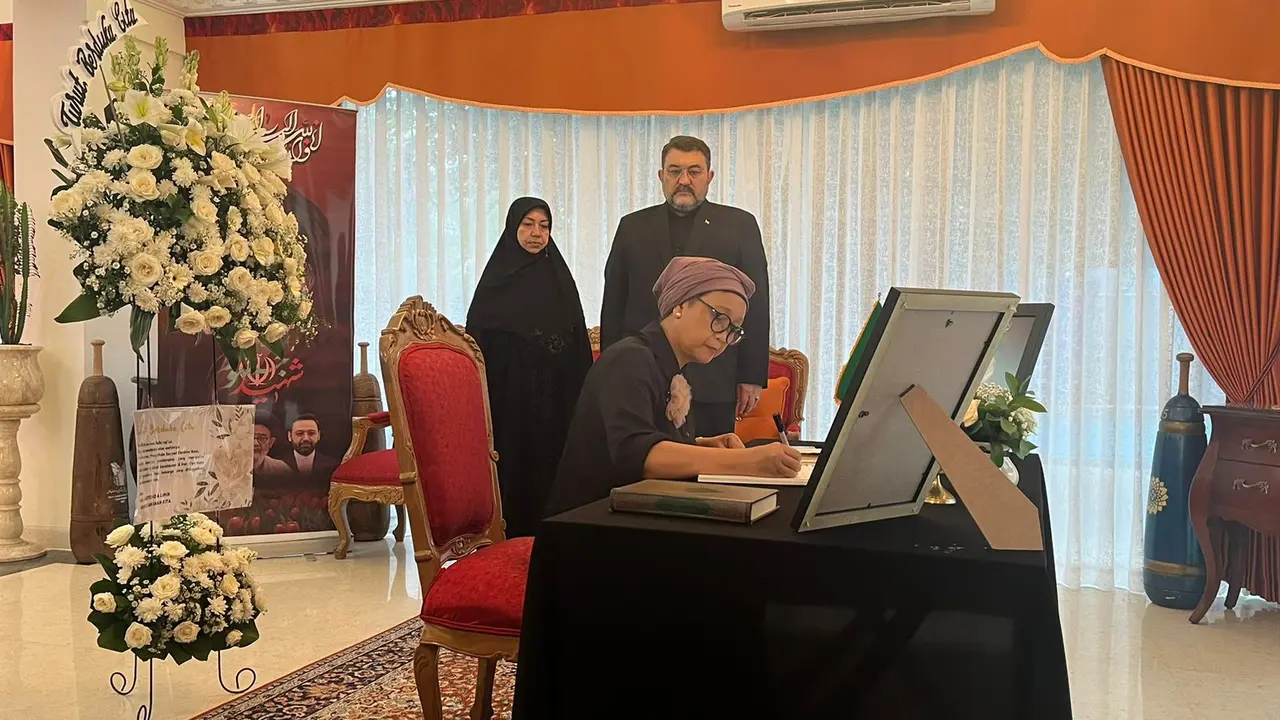 Menlu RI Retno Marsudi menandatangani buku belasungkawa di Kedubes Iran di Jakarta pada Rabu (22/5/2024).
