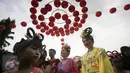 Sejumlah wanita berpakaian ala adat Tiongkok saat perayaan Grebeg Sudiro, Pasar Gede Solo, Minggu (31/1/2016).Grebeg Sudiro di selenggarakan untuk menyambut tahun baru Imlek. (Foto: Boy Harjanto)