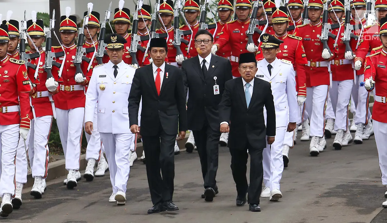 Presiden Jokowi bersama dengan Wapres Jusuf Kalla saat kirab pelantikan Gubernur dan Wakil Gubernur DKI Jakarta Anies Baswedan dan Sandiaga Uno periode 2017-2022 di Istana Negara, Jakarta, Senin (16/10). (Liputan6.com/Angga Yuniar)
