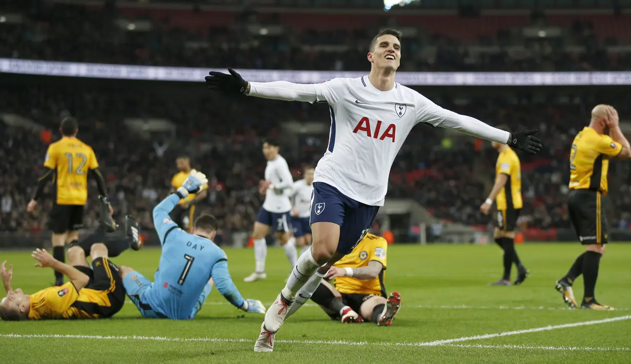 Pemain Tottenham Hotspur, Erik Lamela (tengah) melakukan selebrasi usai membobol gawang Newport County pada laga Piala FA di Wembley Stadium, London, (7/2/2018). Tottenham menang 2-0. (AFP/Ian Kington)