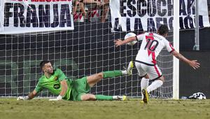 Kiper Barcelona, Joan Garcia, melakukan penyelamatan dari tembakan pemain Rayo Vallecano, Sergio Camello, dalam laga La Liga antara Rayo Vallecano dan Barcelona di Stadion Vallecas, Madrid, Spanyol, Minggu, 31 Agustus 2025. (AP Photo/Manu Fernandez)