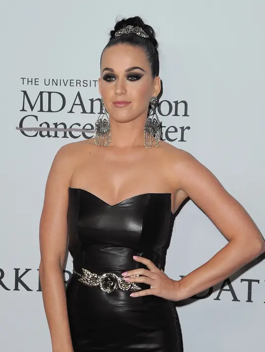 Dilansir dari E!Online (17/8/16), Orlando Bloom sudah mendapatkan restu dari pihak keluarga. Begitupun dengan keluarga Katy juga menyetujui hubungannya dengan Orlando Bloom. (AFP/Bintang.com)