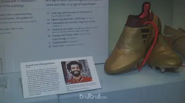 Mohamed Salah mampu membuat sejarah di Liga Inggris dengan memecahkan rekor jumlah gol terbanyak dalam satu musim 38 pertandingan, dan sang Raja Mesir milik Liverpool ini memperoleh penghargaan lainnya – sepatu emasnya dipajang di British Museum da...