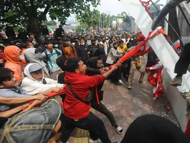 Massa pengunjuk rasa penolak Revisi Undang-undang Pemilihan Kepala Daerah (UU Pilkada) berhasil menjebol pagar gedung DPR di Kompleks Parlemen, Jakarta, Kamis (22/8/2024). (merdeka.com/Arie Basuki)