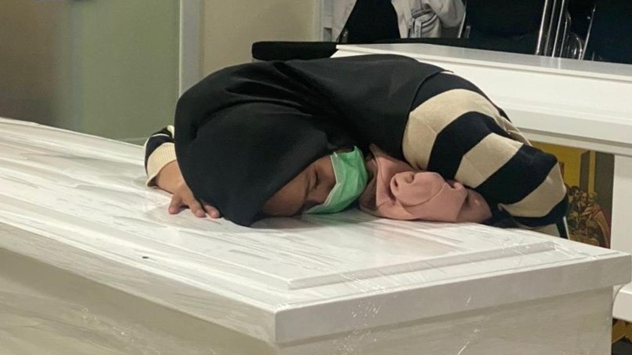 Tangis Pecah di Hadapan Peti Jenazah