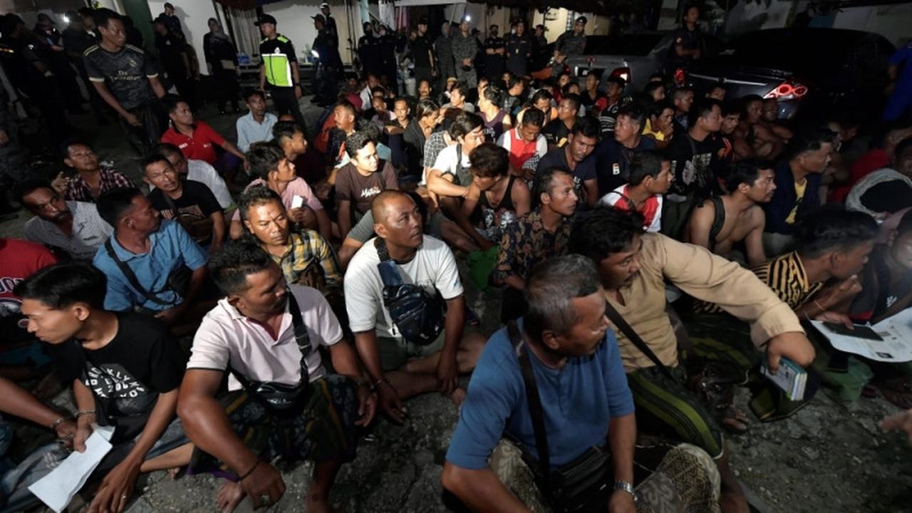 Departemen Imigrasi Malaysia menangkap 132 migran tidak berdokumen, 130 di antaranya warga negara Indonesia (WNI) ,dalam operasi di permukiman ilegal di kawasan perkebunan kelapa sawit di Setia Alam. (Bernama)