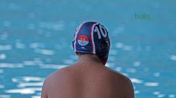 Seorang atlet Polo Air Putra Indonesia menanti giliran saat berlatih di Aquatic Center, Senayan, (07/03/2018). Latihan ini meupakan persiapan Asian Games 2018. (Bola.com/Nick Hanoatubun)