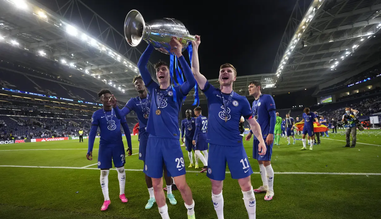 Pemain Chelsea Kai Havertz dan Timo Werner mengangkat trofi Liga Champions saat merayakan juara usai mengalahkan Manchester City pada babak final Liga Champions di Stadion Dragao di Porto, Portugal, Minggu (30/5/2021). (AP Photo/Manu Fernandez, Pool)