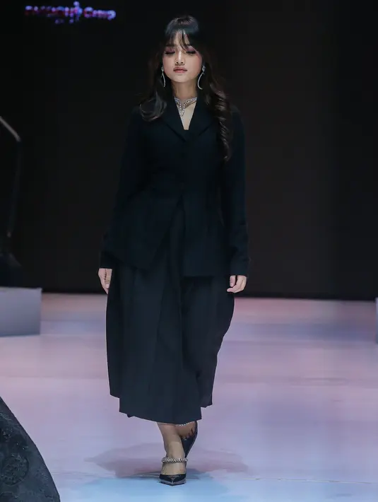 Fuji sukses taklukkan runway dengan gaya lady boss yang padukan  blazer hitam dan rok ruffle midi [Plaza Indonesia]