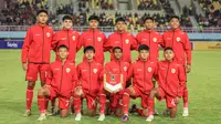 Para pemain starting XI Timnas Indonesia U-16 berfoto bersama jelang dimulainya laga matchday pertama Grup A Piala AFF U-16 2024 menghadapi Singapura di Stadion Manahan, Solo, Jumat (21/6/2024). (Bola.com/Radifa Arsa)