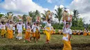 Para wanita yang mengenakan pakaian adat menjunjung sesajen di atas kepala mereka dalam ritual Hindu Bali bernama Usaba Sri di Karangasem, Bali, Senin, 10 Agustus 2026. (Foto AP/Firdia Lisnawati)