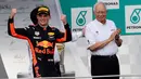 Pembalap Red Bull asal Belanda, Max Verstappen (kiri) merayakan kemenangan samping Perdana Menteri Malaysia, Najib Razak setelah menjuarai Formula 1 Grand Prix Malaysia di Sepang, Minggu (01/10) (AFP PHOTO / ROSLAN RAHMAN)