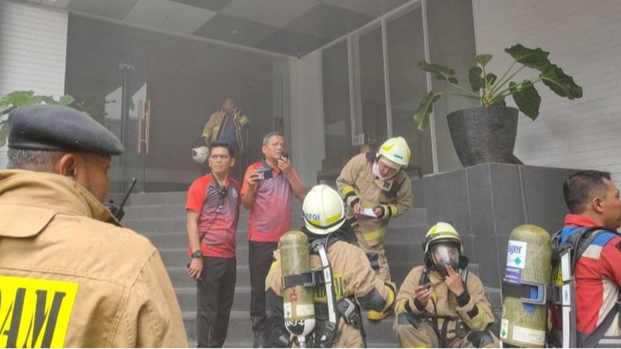 Hotel 101 di Glodok Jakbar Terbakar, 100 Personel Damkar Dikerahkan untuk Padamkan Api