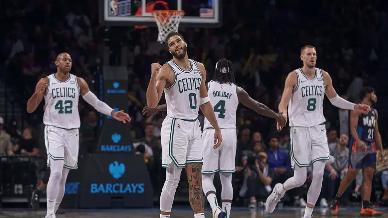 Jayson Tatum melakukan selebrasi bersama pemain Celtics pada lanjutan NBA 2023/2024