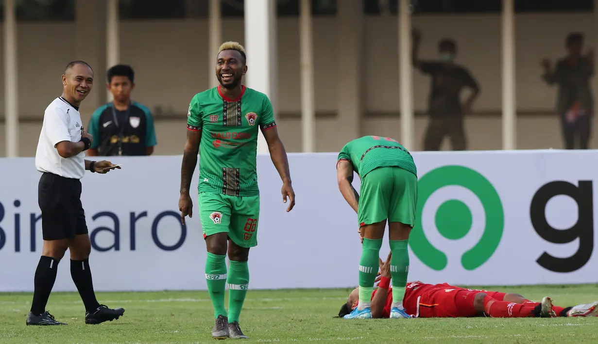 Kejadian ini membuat wasit Oki dan Wanggai tertawa bersama sambil berjalan dan kembali melanjutkan pertandingan. (Bola.com/M Iqbal Ichsan)