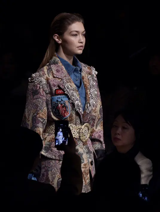 Bentuk karakter wajah yang terkesan tegas dan emosional, menambah performa Gigi Hadid ketika ia melenggangkan kaki jenjangnya di catwalk. (AFP/Bintang.com)