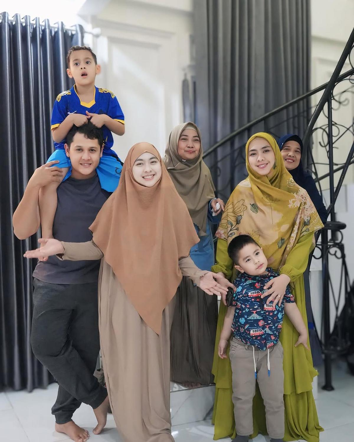 Potret Oki Setiana Dewi Kembali Kumpul Keluarga Bareng Ibu dan Adik-Adiknya, Bahagia Bertemu Keponakan
