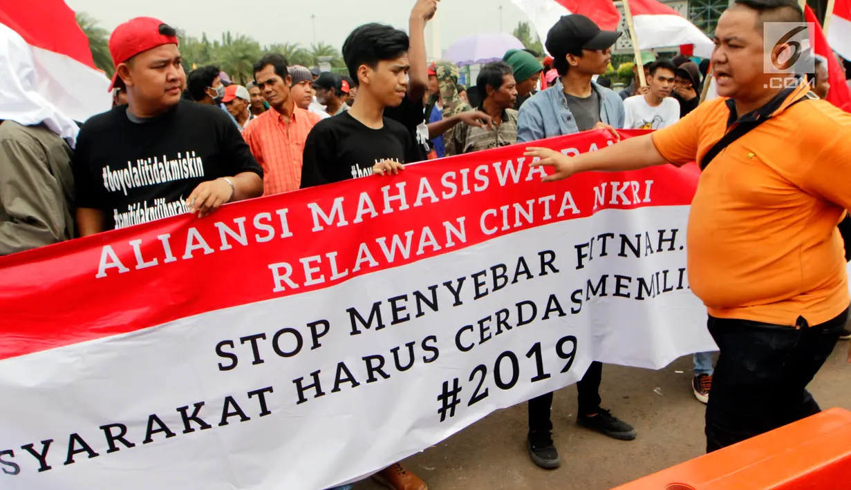Aliansi Mahasiswa dan Pemuda Relawan Cinta NKRI melakukan demo di depan Istana Negara, Jakarta, Rabu (7/11). Massa mengajak masyarakat Indonesia agar tidak memilih pemimpin yang suka menghina.(Liputan6.com/JohanTallo)