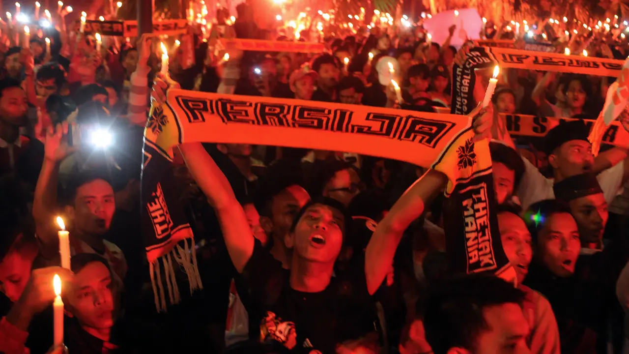 20160516- Kenang Fahreza, Ribuan Suporter Persija Nyalakan Lilin-Jakarta- Helmi Fithriansyah