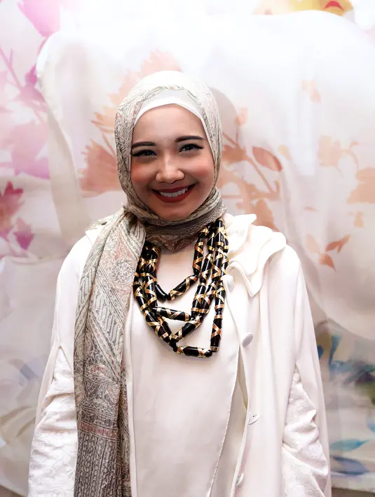 "Aku sukanya di JFW ini, kan kebanyakan yang ditampilkan adalah fashion ready to wear yang banyak disukai anak-anak muda,"  ujar wanita cantik berhijab ini. (Andy Masela/Bintang.com)