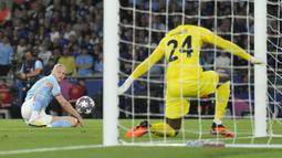 Striker Manchester City, Erling Haaland gagal memanfaatkan peluang di depan gawang Inter Milan pada laga final Liga Champions 2022/2023 di Ataturk Olympic Stadium, Istanbul (10/6/2023). (AP Photo/Antonio Calanni)