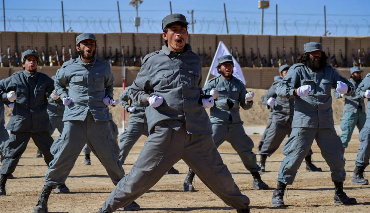 Pasukan Taliban yang baru direkrut menunjukkan keterampilan mereka saat upacara kelulusan di Pusat Pelatihan Polisi Nasional Abu Dujana, Kandahar, Afghanistan, 9 Februari 2022. (Javed TANVEER/AFP)