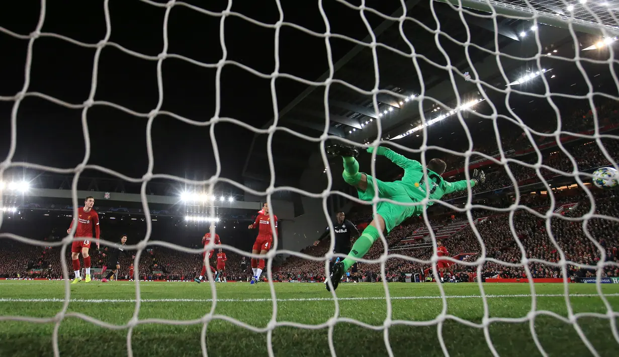 Pemain Red Bull Salzburg Takumi Minamino (kedua kiri) mencetak gol ke gawang Liverpool pada lanjutan Liga Champions di Stadion Anfield, Liverpool, Inggris, Rabu (2/10/2019). The Reds menang tipis 4-3 atas Salzburg. (AP Photo/Jon Super)