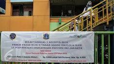 Spanduk pemberitahuan terpasang di PD Pasar Jaya Tanah Abang, Jakarta, Senin (1/8). Pemprov DKI melalui Badan Layanan Umum Daerah (BLUD) Perparkiran mengambil alih pengelolaan parkir 15 pasar PD Pasar Jaya. (Liputan6.com/Yoppy Renato)