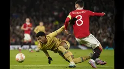 Pemain Manchester United, Bruno Fernandes (kanan) melanggar pemain Barcelona, Alejandro Balde yang membuahkan hadiah penalti Barcelona dalam pertandingan leg kedua play-off babak gugur Liga Europa 2022/2023 yang berlangsung di Old Trafford, Jumat (24/2/2023) WIB. (AP Photo/Dave Thompson)