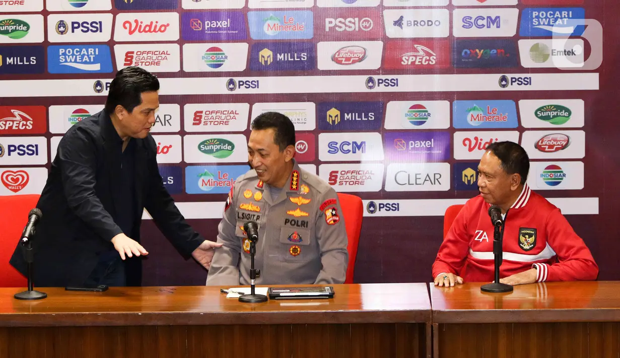 Ketua Umum PSSI Erick Thohir (kiri), Kapolri Jendral Listyo Sigit Prabowo (tengah) dan Menpora Zainudin Amali (kanan) bersiap memberikan konferensi pers tentang penegakan hukum match fixing di Media Center Stadion Utama Gelora Bung Karno Jakarta, Minggu (19/2/2023). Demi menjerat para pelaku atur skor, Erick pun telah menyiapkan langkah reaktif sekaligus proaktif. Dengan menggandeng Polri, PSSI akan membentuk sistem yang mencegah atur skor. (Liputan6.com/Herman Zakharia)
