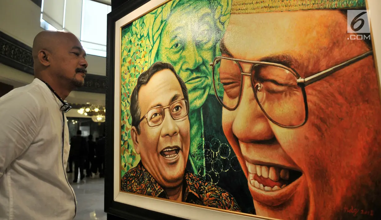 Pengunjung melihat lukisan dalam pameran seni rupa "Sang Maha Guru" karya pelukis Nabila Dewi Gayatri di Jakarta, Kamis (22/11). Lukisan Gus Dur dipadu dengan berbagai tokoh dan ragam dimensi. (Merdeka.com/Iqbal Nugroho)