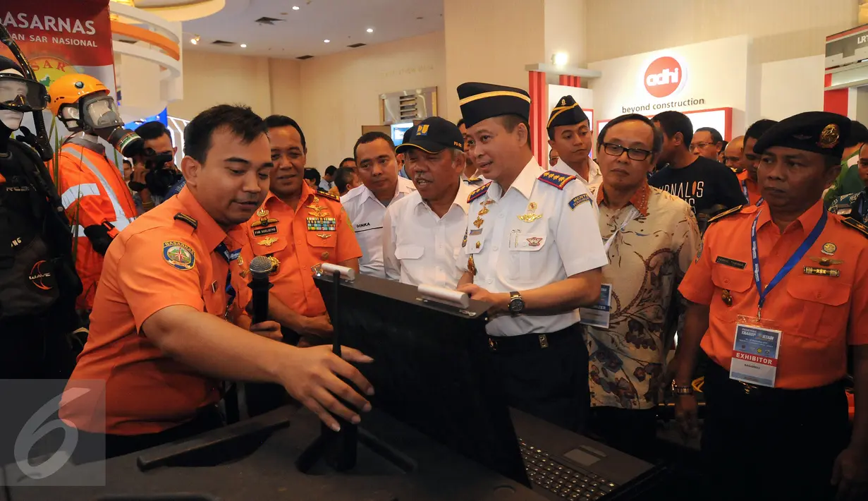 Menteri Perhubungan, Ignasius Jonan (tengah) meninjau stand Basarnas di Pameran Transportasi Indonesia 2015 di Jakarta, Rabu (16/9/2015). Pameran bertema Perkuat Keselamatan dan Kualitas Pelayanan Transportasi Publik. (Liputan6.com/Helmi Fithriansyah)