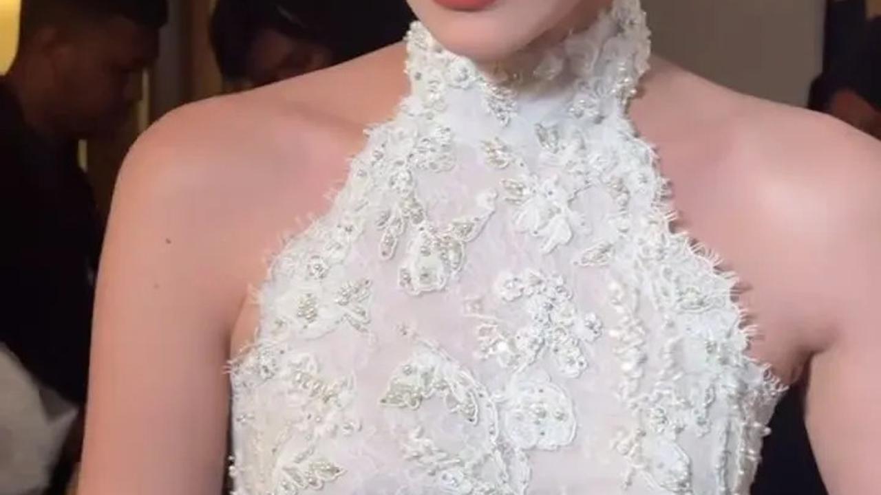 9 Potret Detail Dress Alyssa Daguise di Intimate Dinner Pernikahan dengan Al Ghazali