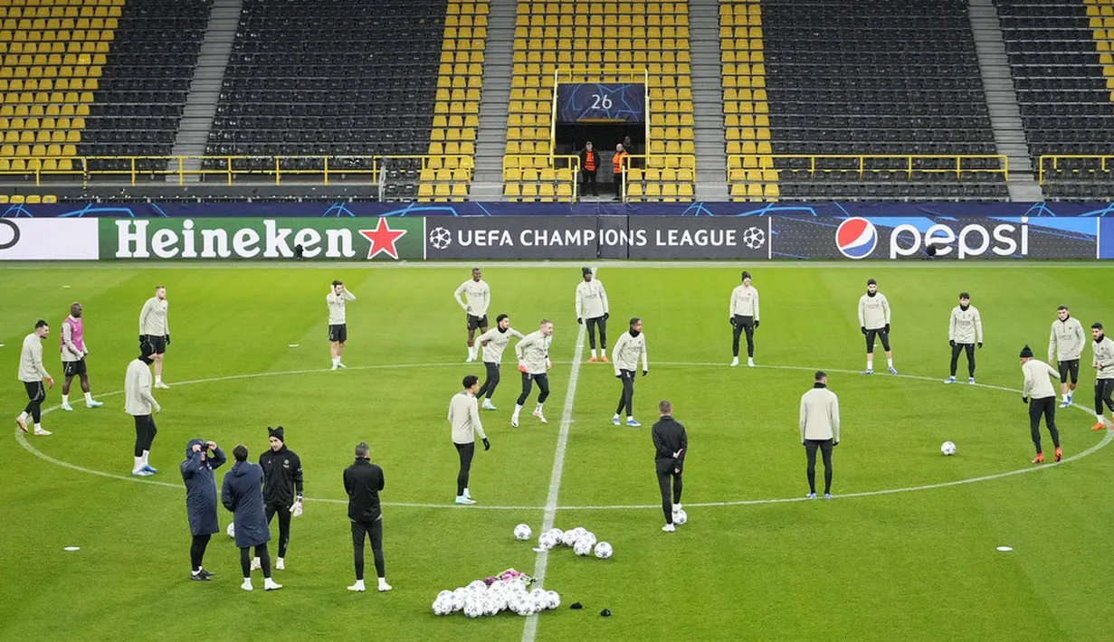 Pemain Paris Saint-Germain (PSG) mengikuti sesi latihan jelang laga menghadapi Borussia Dortmund pada matchday 6 Grup F Liga Champions 2023/2024 di Stadion Signal Iduna Park, Rabu (13/12/2023). (AP Photo/Martin Meissner)