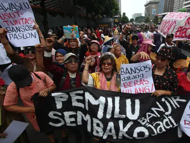 Massa yang mengatasnamakan Gerakan Keadilan Rakyat (GKR) melakukan aksi di depan gedung Bawaslu, Jakarta, Selasa (27/2/2024). (merdeka.com/Arie Basuki)