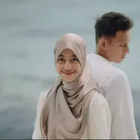 Tak hanya pakai busana hitam, Adiba dan Egy juga menjalani prewedding dengan busana putih. Sedari prewedding hingga resepsi, pasangan ini mengusung konsep monokrom yang tidak mencolok. Berpose membelakangi Egy dan pamer senyuman manis, anak sulung Umi Pipik ini bikin terkesima. Polesan makeup natural tak mengurangi pesona wanita kelahiran 7 Juni 2000 ini. (Liputan6.com/IG/@antzcreator)