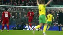 Pemain Norwich City Lukas Rupp (kanan) mencetak gol ke gawang Liverpool pada pertandingan sepak bola Piala FA di Stadion Anfield, Liverpool, Inggris, 2 Maret 2022. Liverpool menang 2-1. (AP Photo/Jon Super)